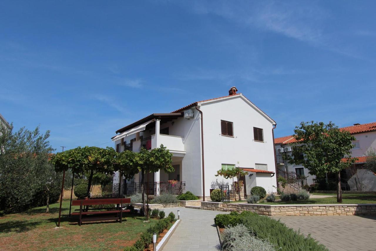 Apartment Mirela *