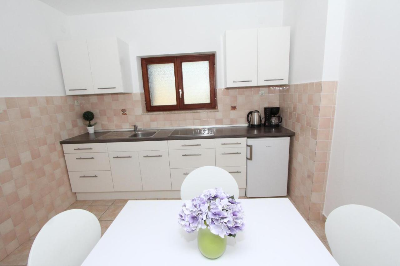 Apartment Mirela *