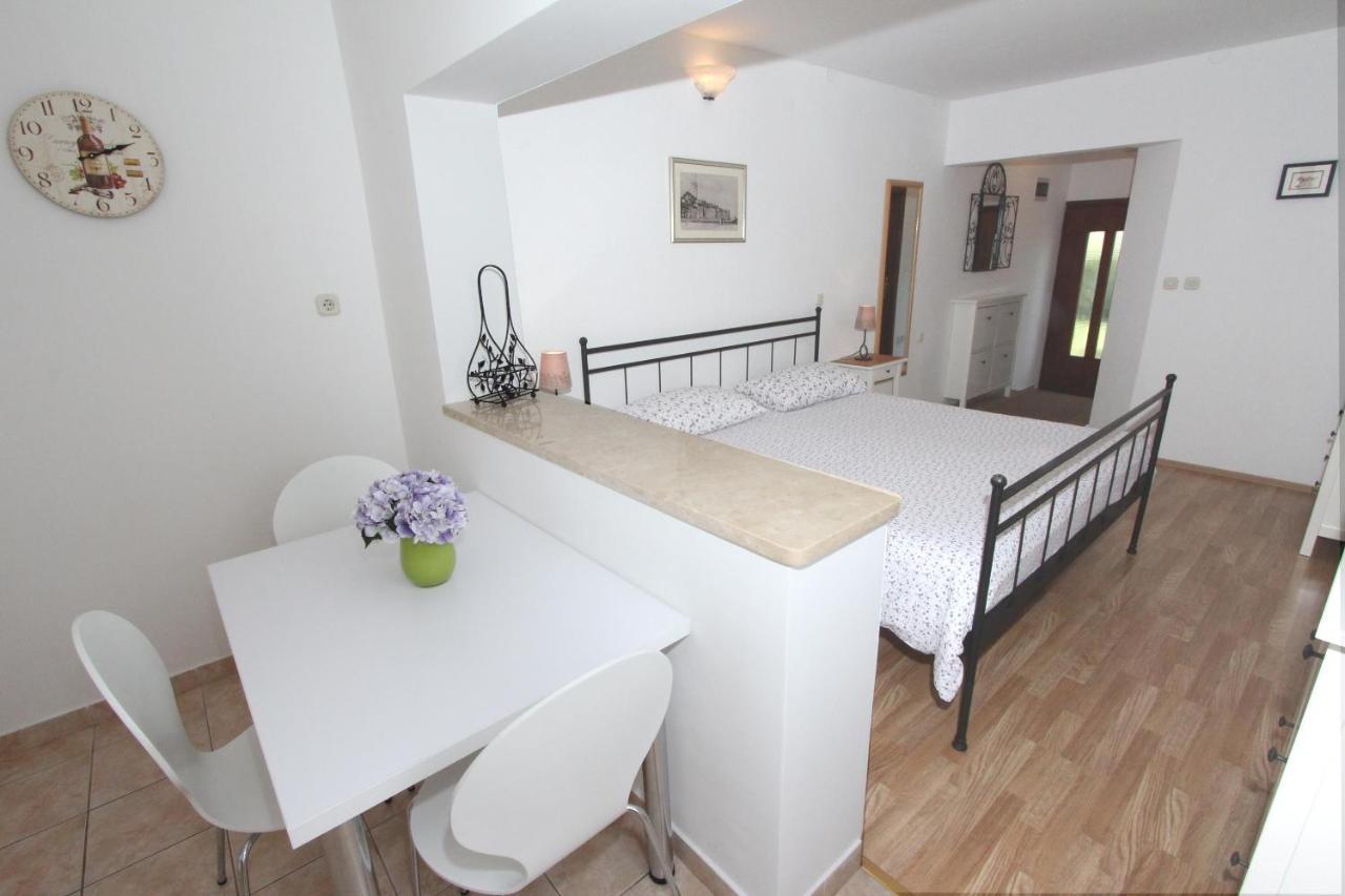 Mirela Apartment